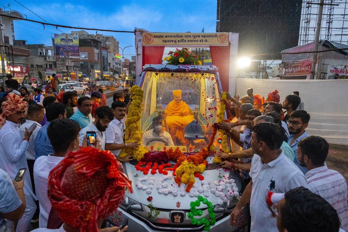 Anand Nagarpalika members welcome Swamishri with a garland