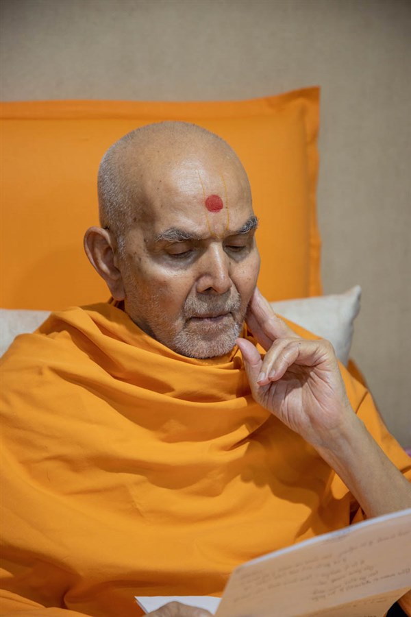 Swamishri reads letters from devotees