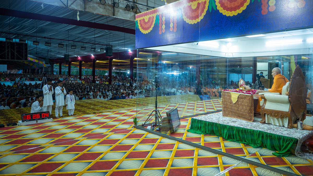 Children recite scriptural passages in Swamishri's puja 