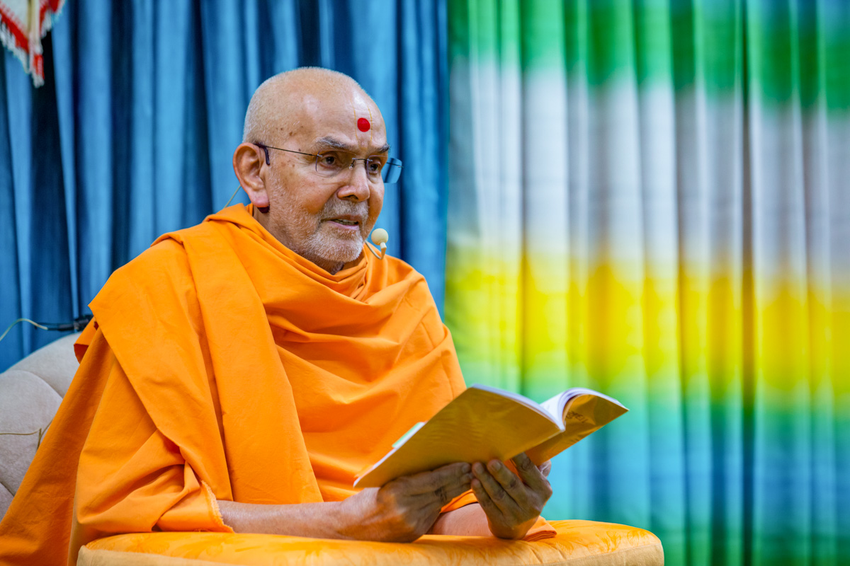 Swamishri blesses during the afternoon assembly 