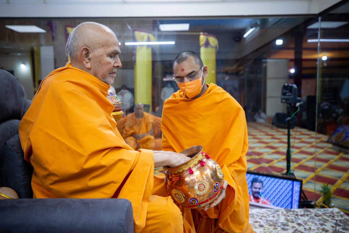 Swamishri sanctifies prayers written by devotees