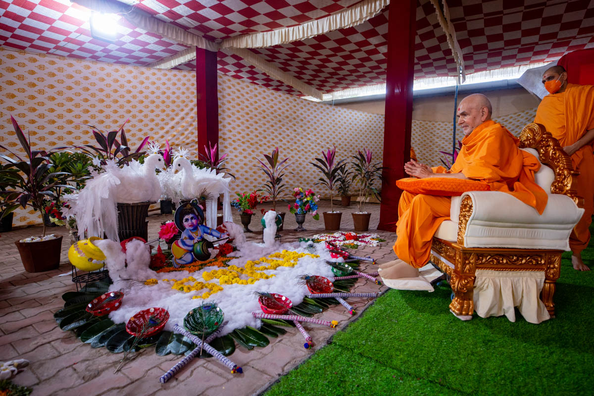 Swamishri observes a decoration