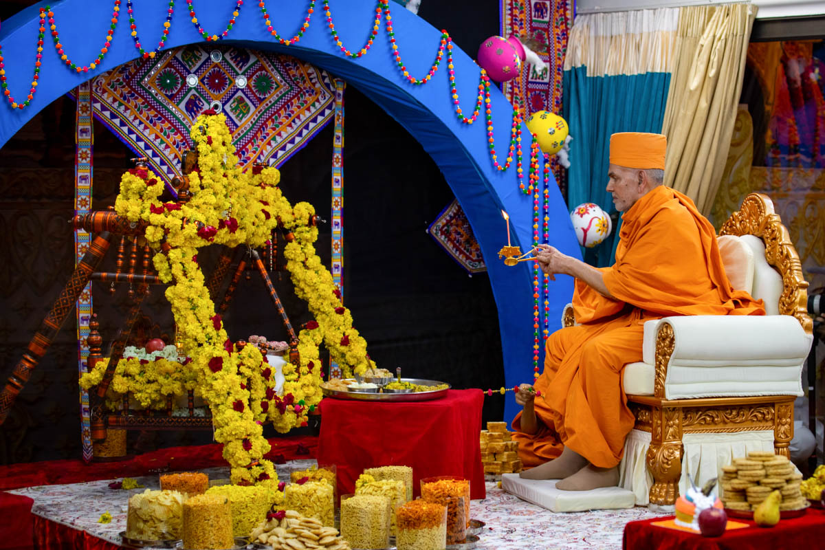 Swamishri performs the Shri Krishna Janmotsav arti