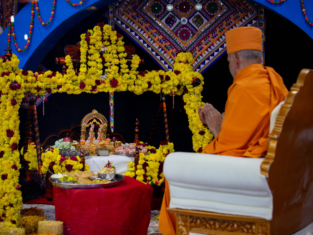 Swamishri sings the thal