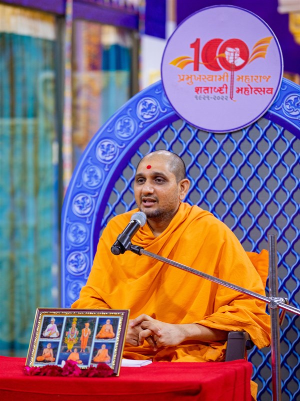 Shrutipriya Swami addresses the satsang assembly