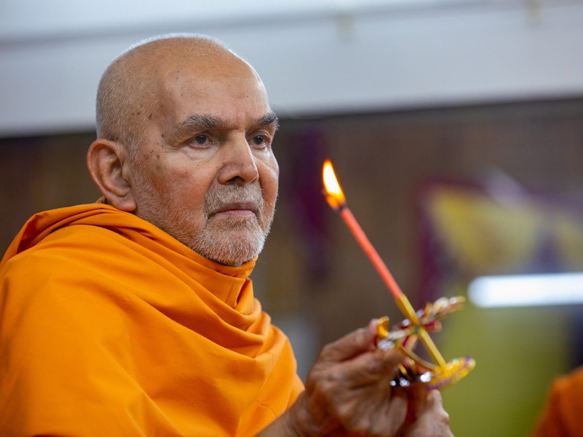 Param Pujya Mahant Swami Maharaj performs the morning arti 