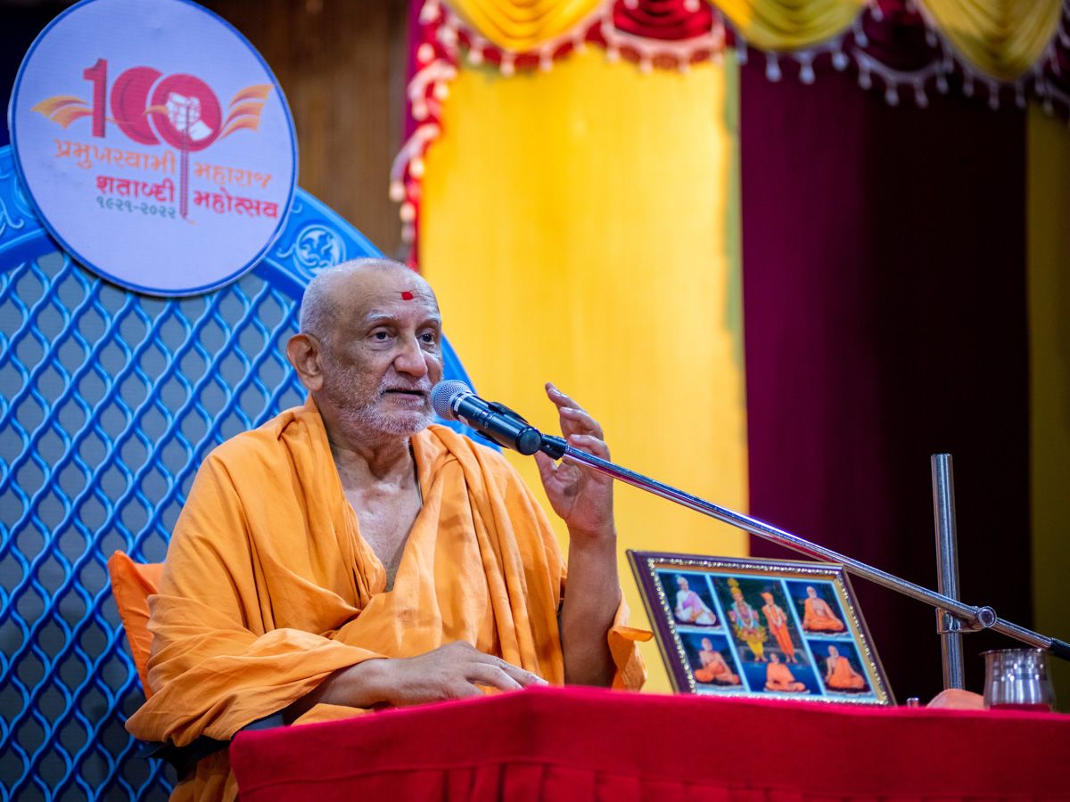 Atmaswarup Swami addresses the evening satsang assembly