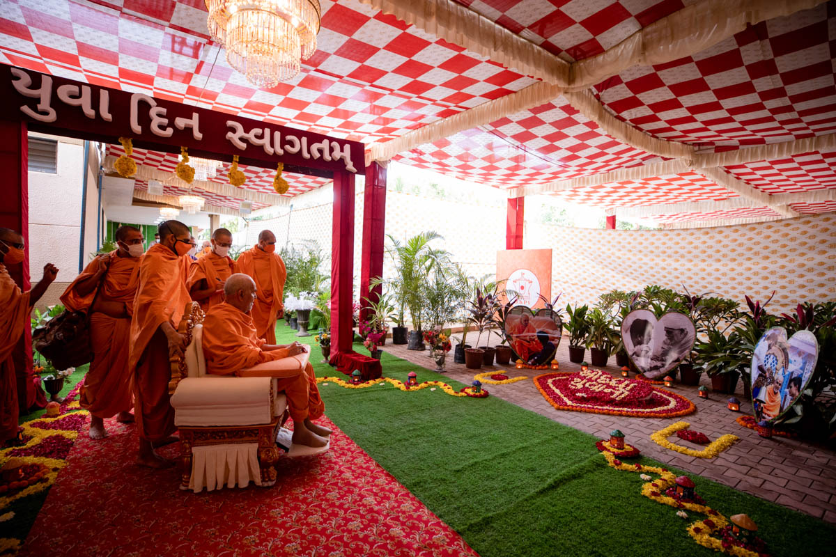 Swamishri observes a decoration