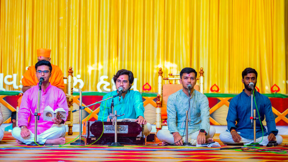 Youths sing kirtans in the evening Yuva Din assembly
