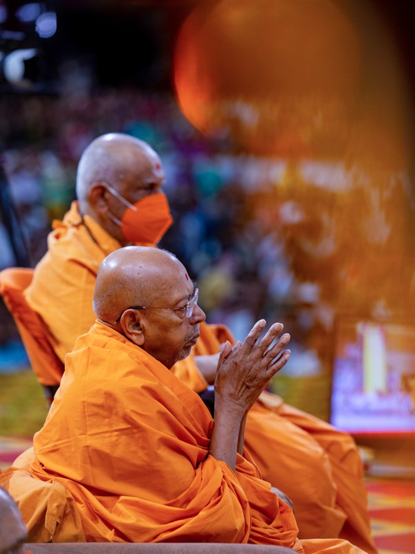 Pujya Tyagvallabh Swami doing darshan of Swamishri