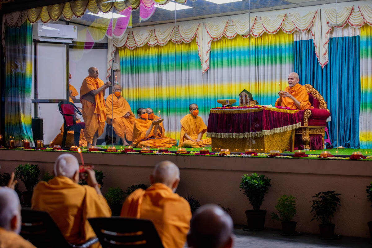 Param Pujya Mahant Swami Maharaj, Pujya Tyagvallabh and sadhus perform the morning arti