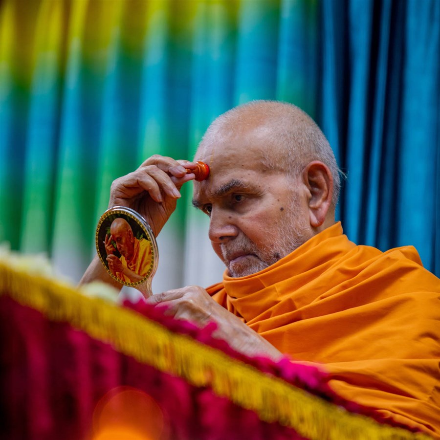 Swamishri applies a chandlo