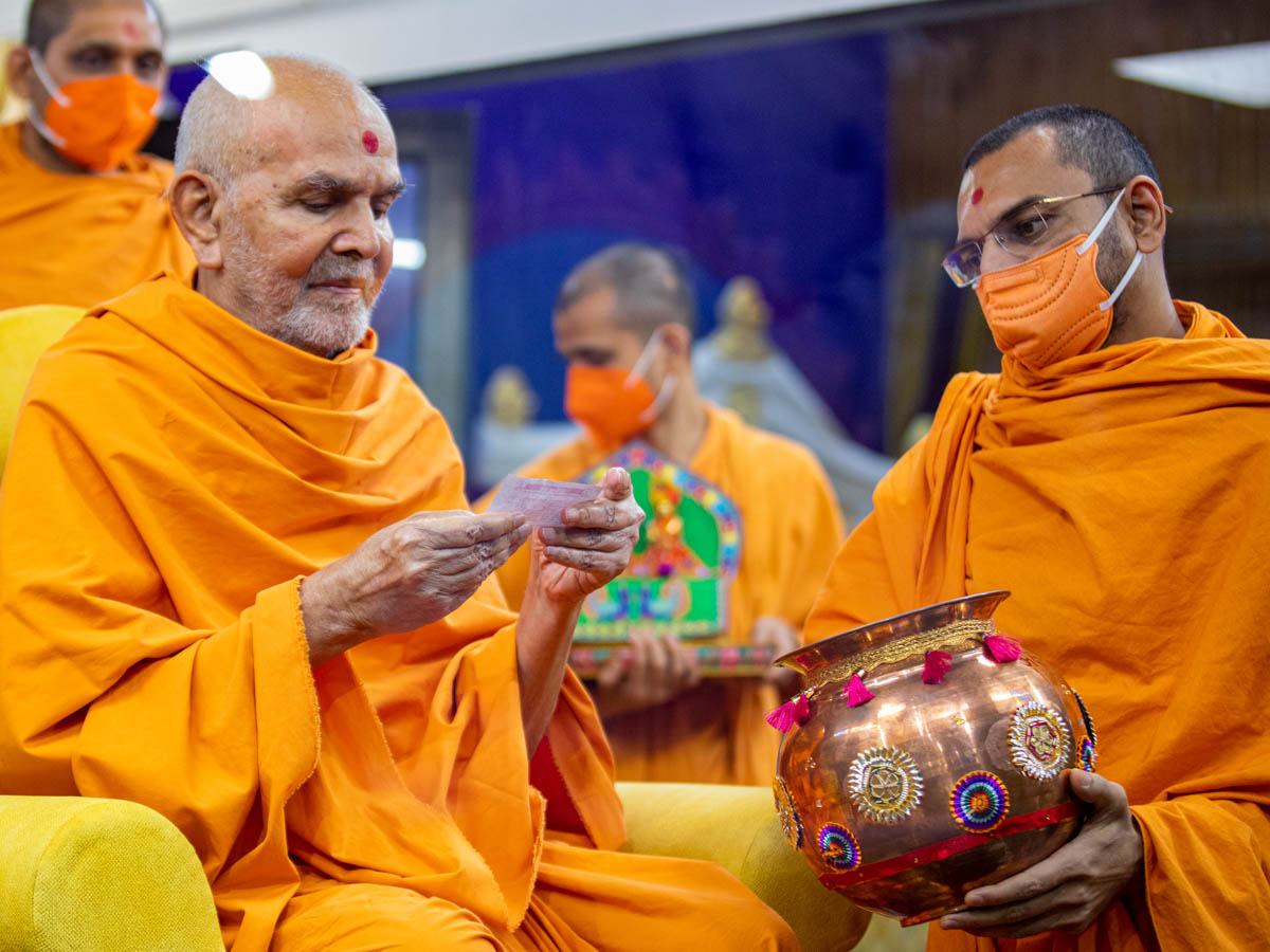 Swamishri reads a prayer from a devotee