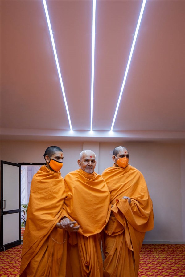 Swamishri after his daily puja