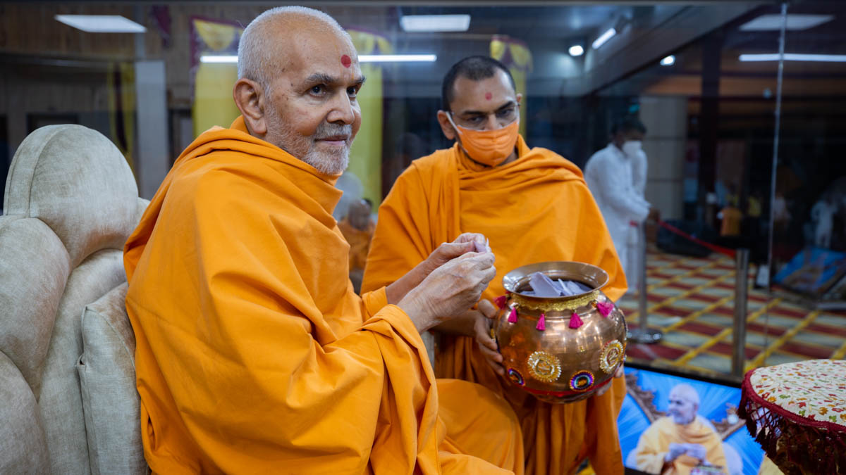 Swamishri sanctifies prayers in the evening satsang assembly