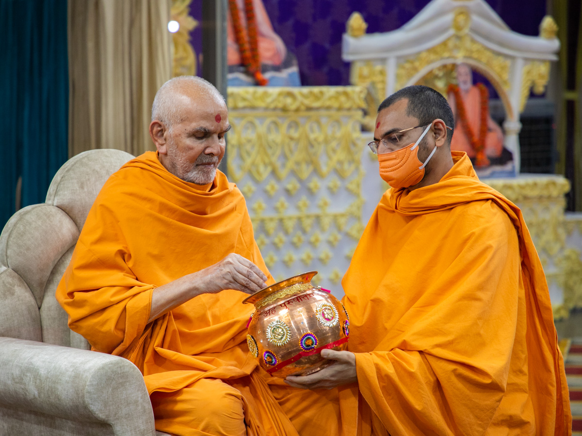 Swamishri sanctifies prayers in the evening satsang assembly