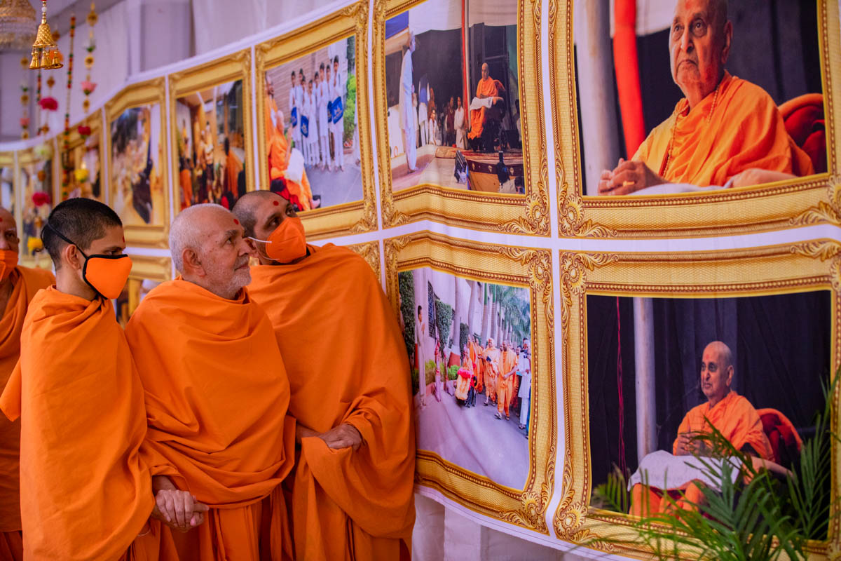 Swamishri observes photos