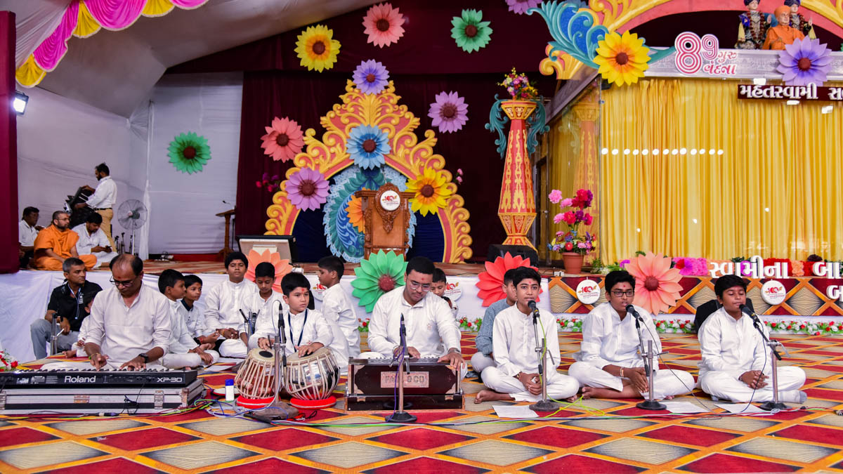 Children sing kirtans in the evening Bal Din assembly