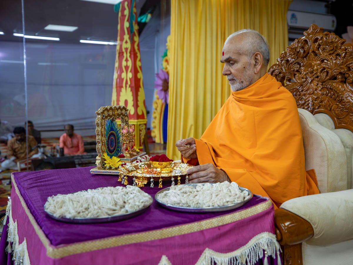 Swamishri performs the janoi changing rituals