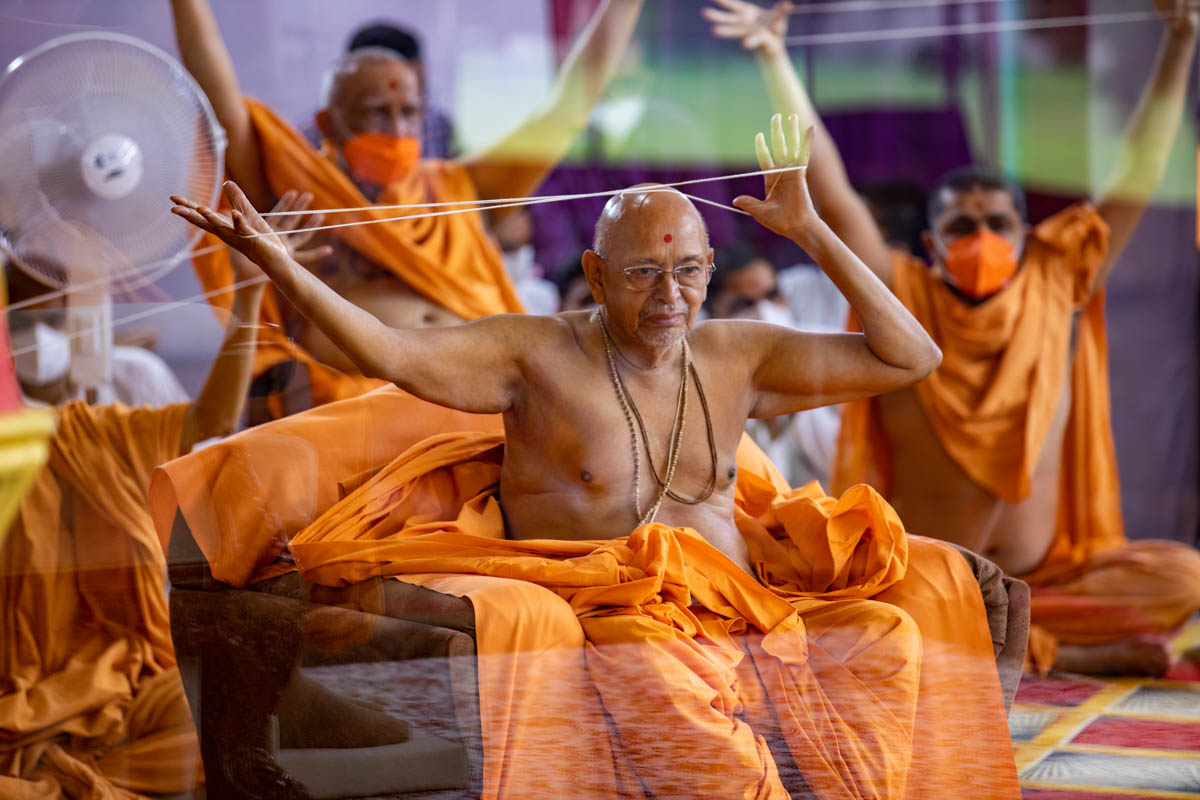 Pujya Tyagvallabh Swami performs the janoi changing rituals