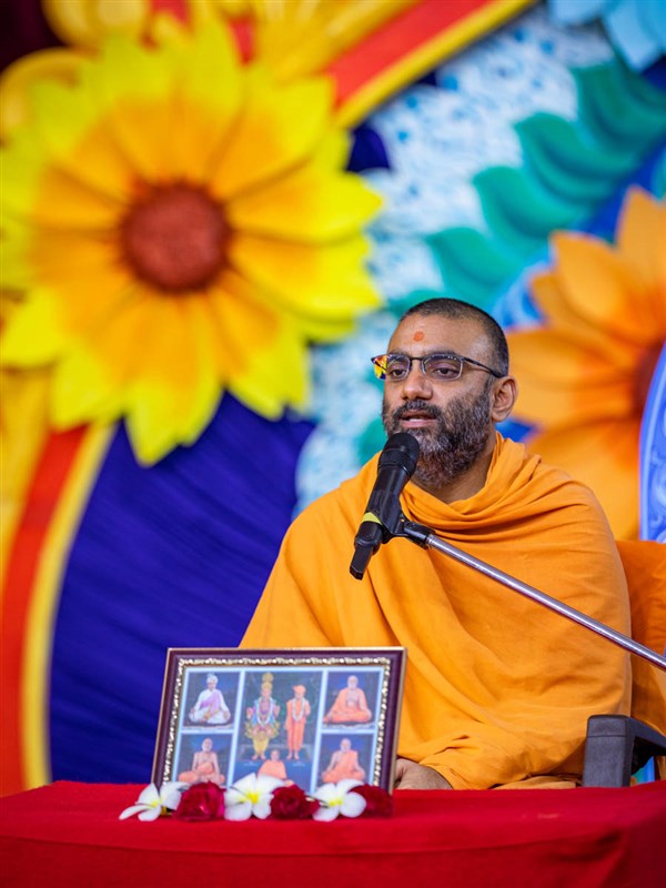 Gurumanan Swami addresses the morning satsang assembly