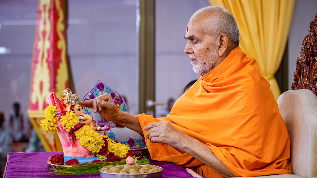Swamishri performs pujan of Shri Ganeshji