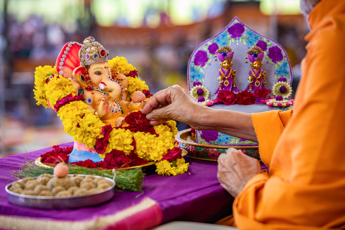 Swamishri performs Ganesh sthapan rituals on Ganesh Chaturthi