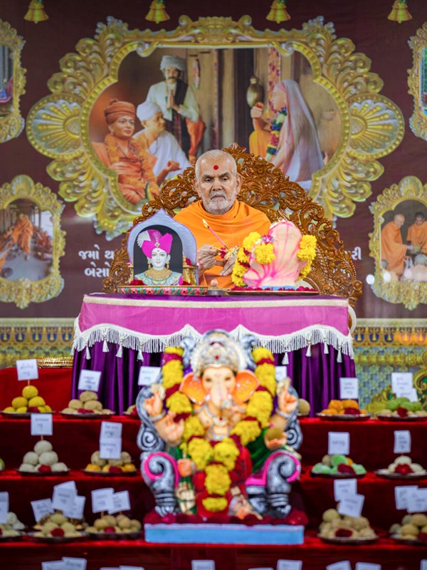 Swamishri performs the festival arti