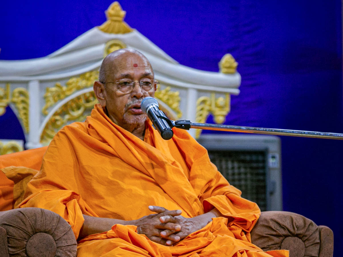 Pujya Tyagvallabh Swami addresses the evening satsang assembly