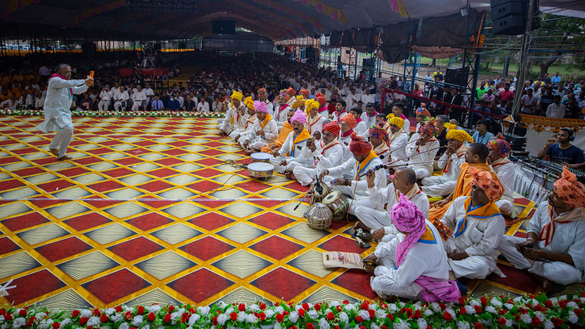 Devotees from Badalpur, sing kirtans in Swamishri's daily puja