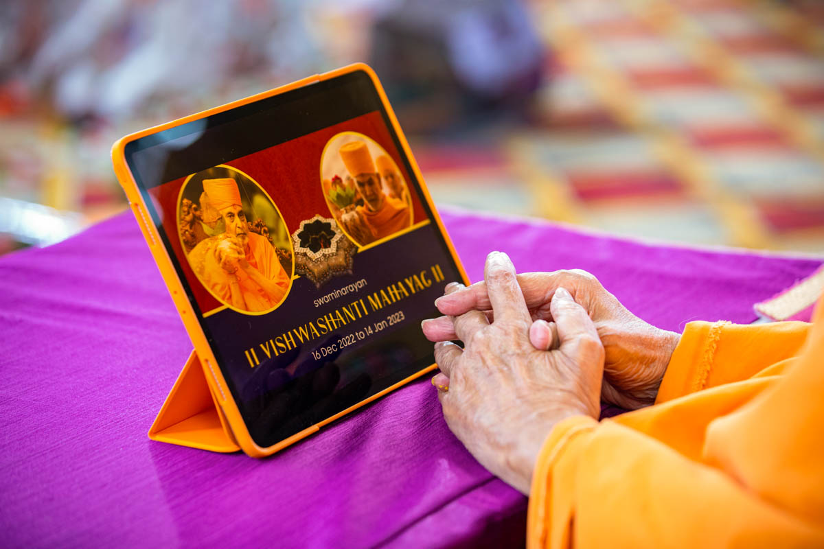 Swamishri inaugurates an application for the Vishwashanti Mahayag registration