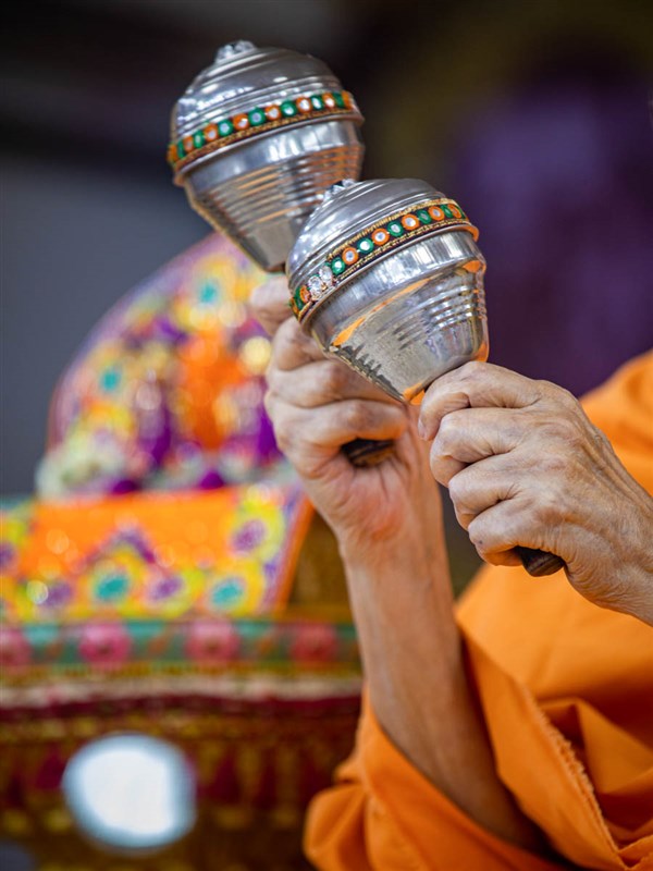 Swamishri plays the maracas
