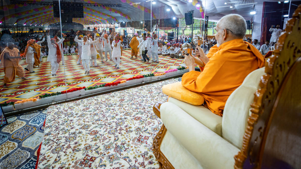 Sadhus and devotees rejoice before Swamishri