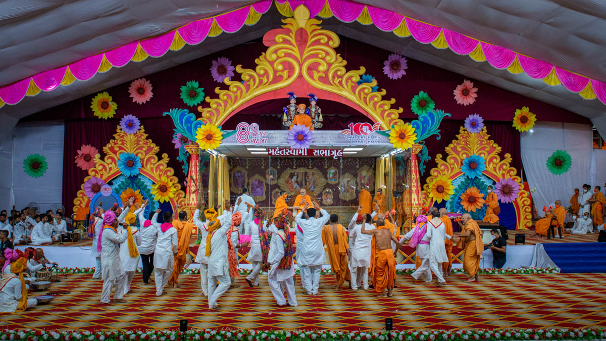 Sadhus and devotees rejoice before Swamishri