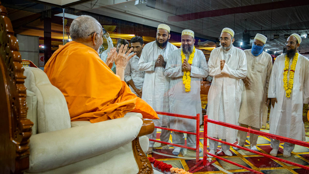 Well-wishers doing samip darshan of Swamishri