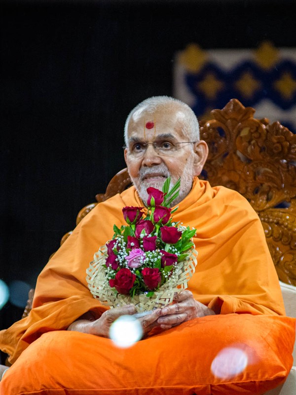 Swamishri honored with a flower bouquet