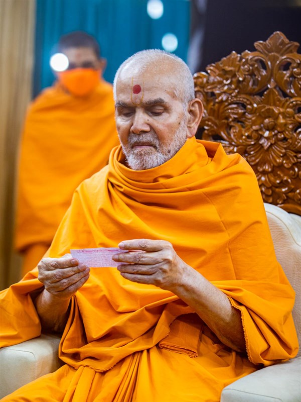 Swamishri reads prayers from devotees