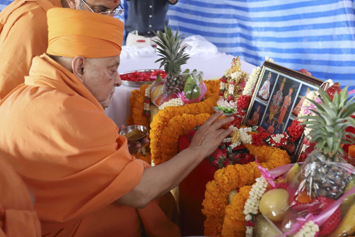Pujya Ishwarcharan Swami performs the mahapuja rituals