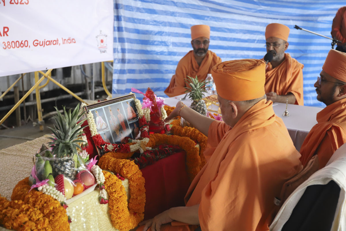 Pujya Ishwarcharan Swami performs the mahapuja rituals