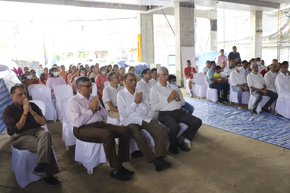 Well-wishers and devotees during the mahapuja rituals