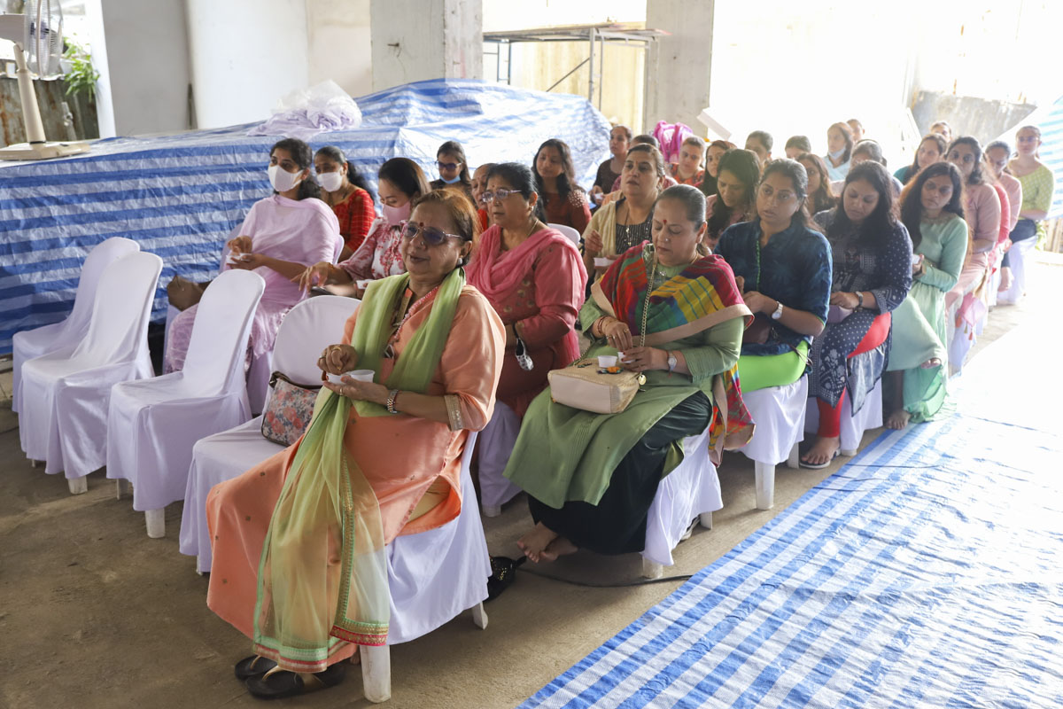 Well-wishers and devotees during the mahapuja rituals