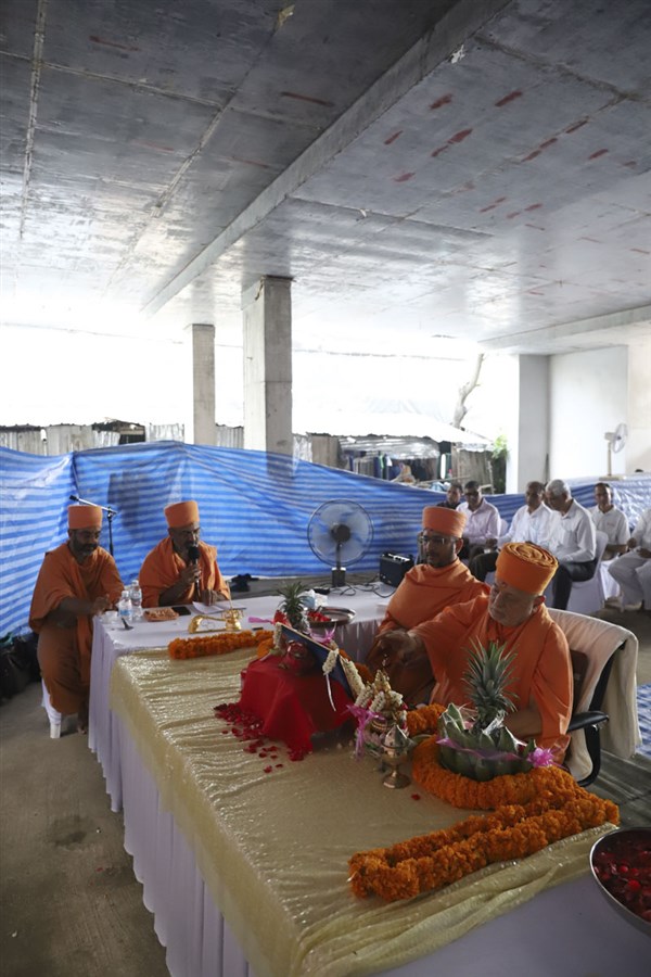 Pujya Ishwarcharan Swami performs the mahapuja rituals