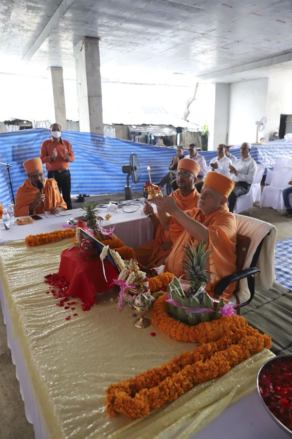 Pujya Ishwarcharan Swami performs the arti