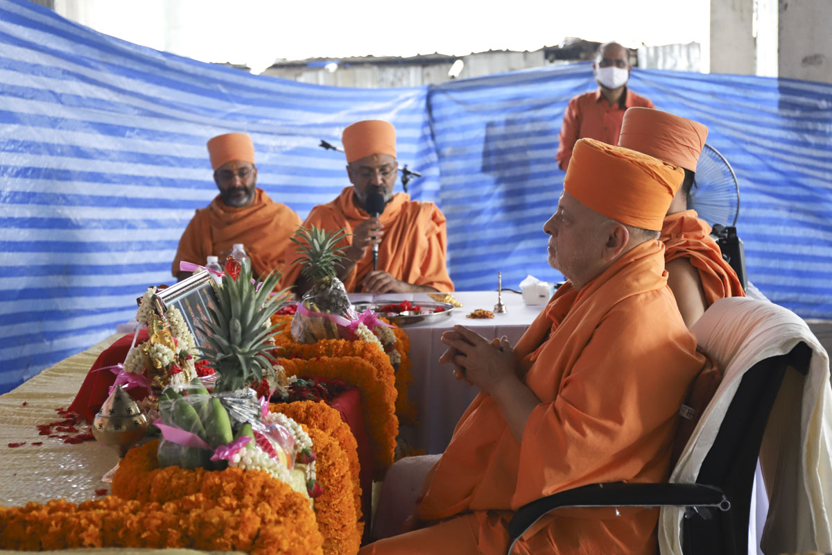 Pujya Ishwarcharan Swami performs the mahapuja rituals