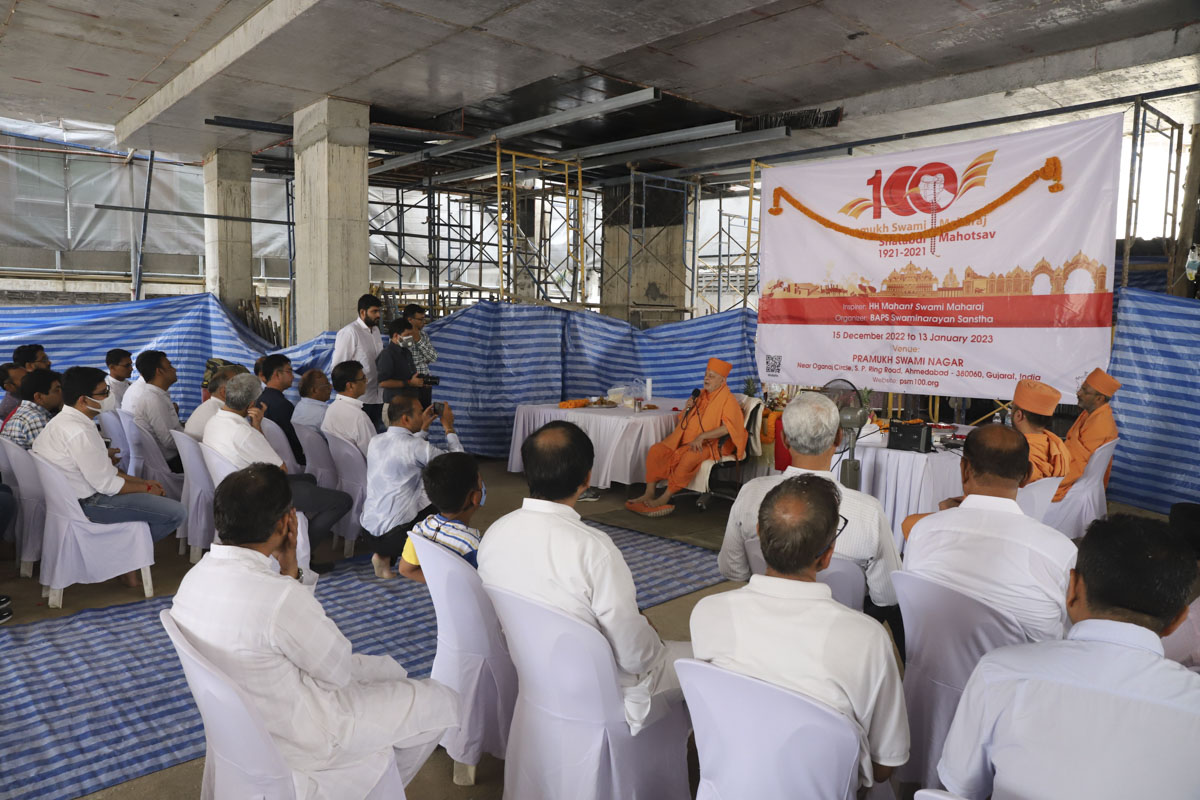 Pujya Ishwarcharan Swami blesses the assembly