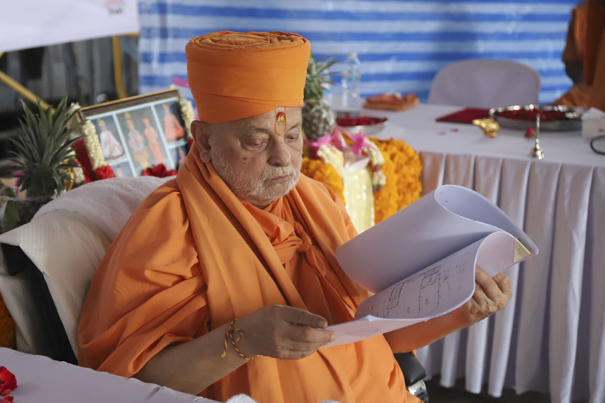 Pujya Ishwarcharan Swami observes the mandir plans