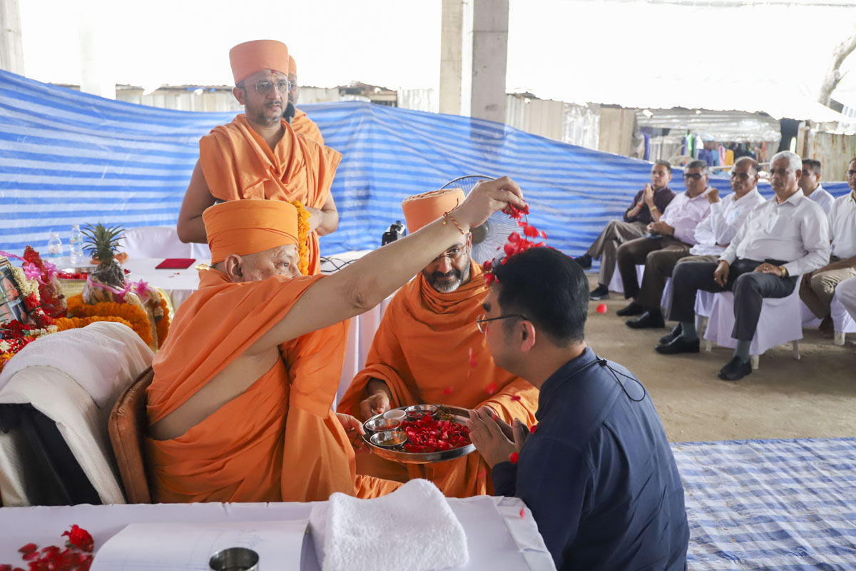 Pujya Ishwarcharan Swami blesses a well-wisher