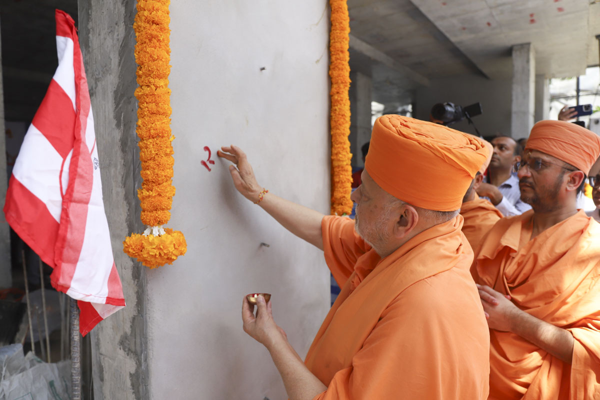Pujya Ishwarcharan Swami performs pujan of the first pillar