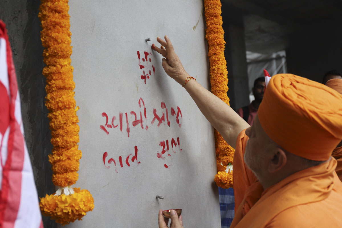 Pujya Ishwarcharan Swami performs pujan of the first pillar