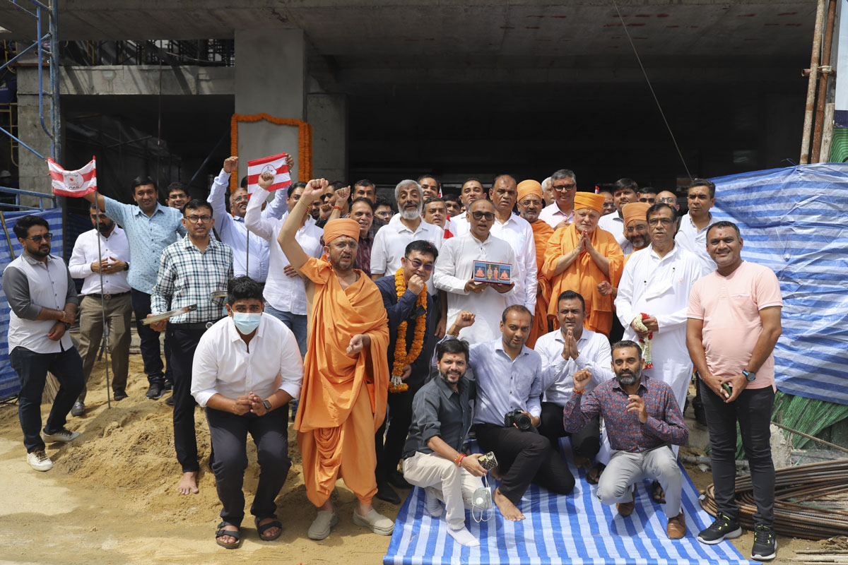 Well-wishers and devotees with Pujya Ishwarcharan Swami
